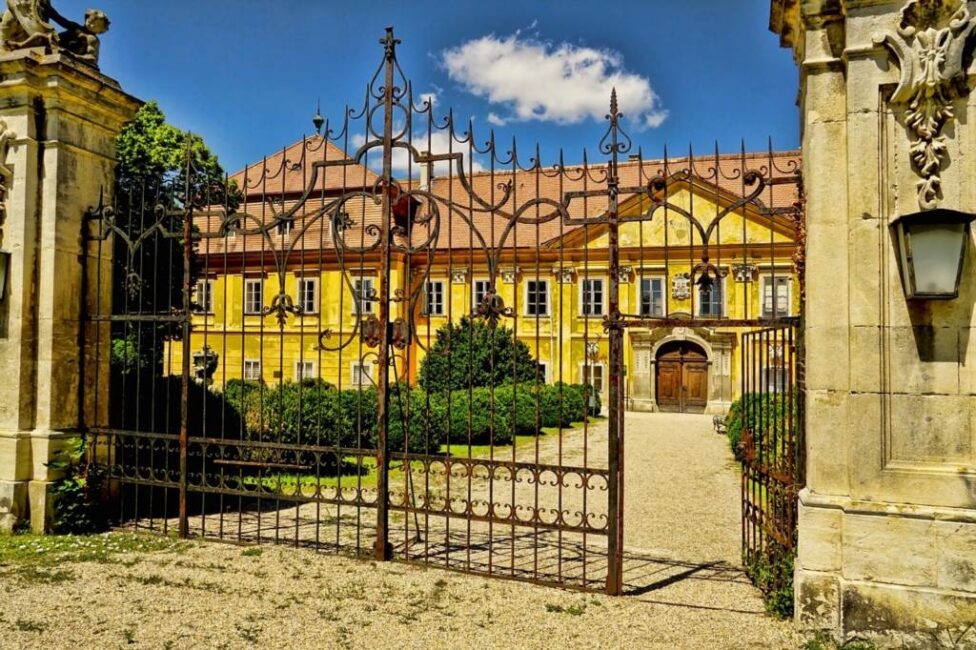 Furtka lewa czy prawa do posesji mieszkalnej