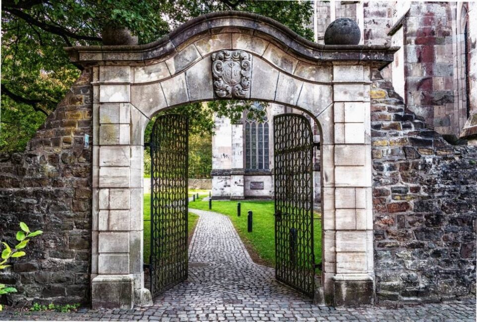 Prawa czy lewa furtka bramowa co jest lepsze