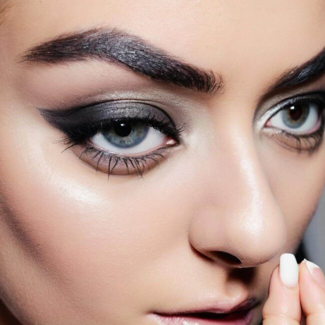 Rozcieńczanie tuszu za pomocą kropli do soczewek kontaktowych